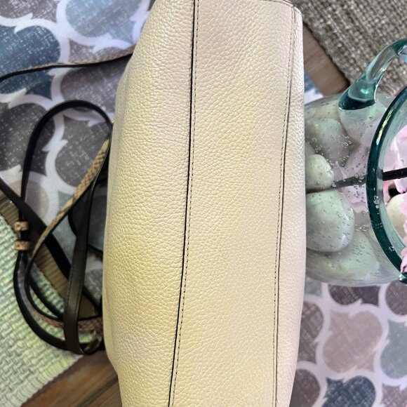 Coach F38992 Tote – Cream Pebbled Leather w/ Snakeskin Straps | Stylish & Roomy - Picture 4 of 8